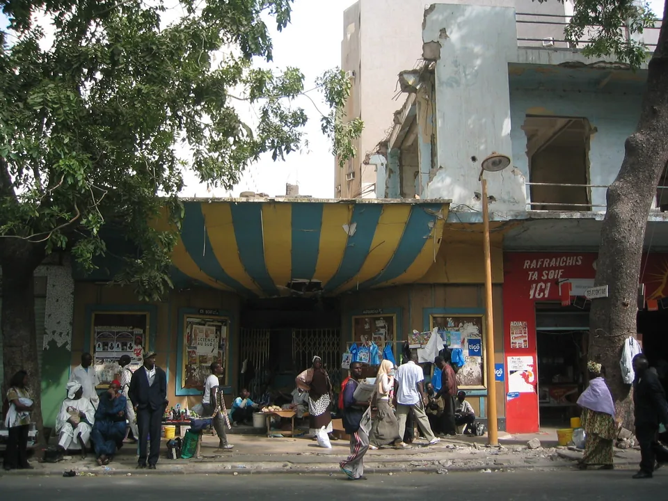 Rue dakaroise : le bâti, les auvents et les façades dictent l'implantation des unités et le passage des liaisons frigorifiques