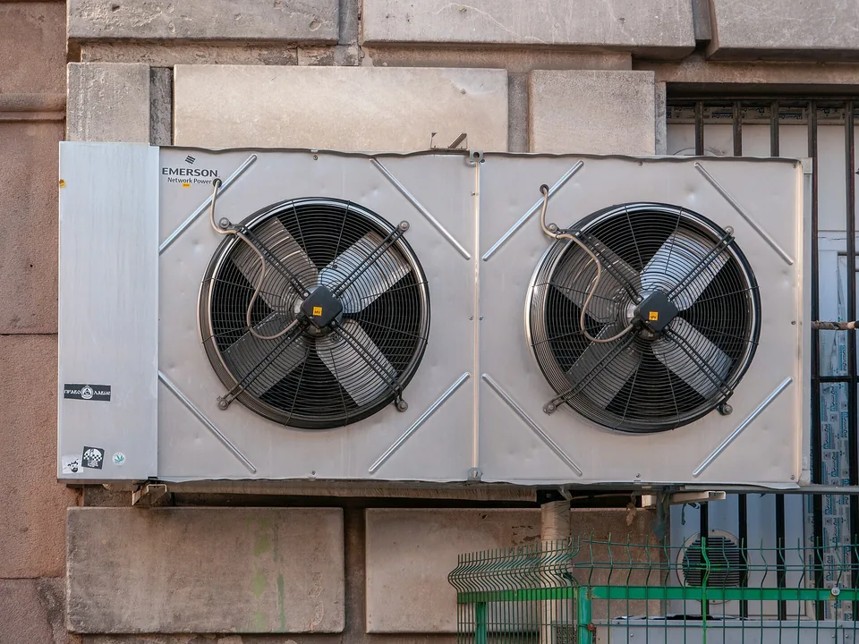 Groupe extérieur de climatiseur posé sur supports muraux : supports inox, dégagement d'air et accessibilité pour l'entretien