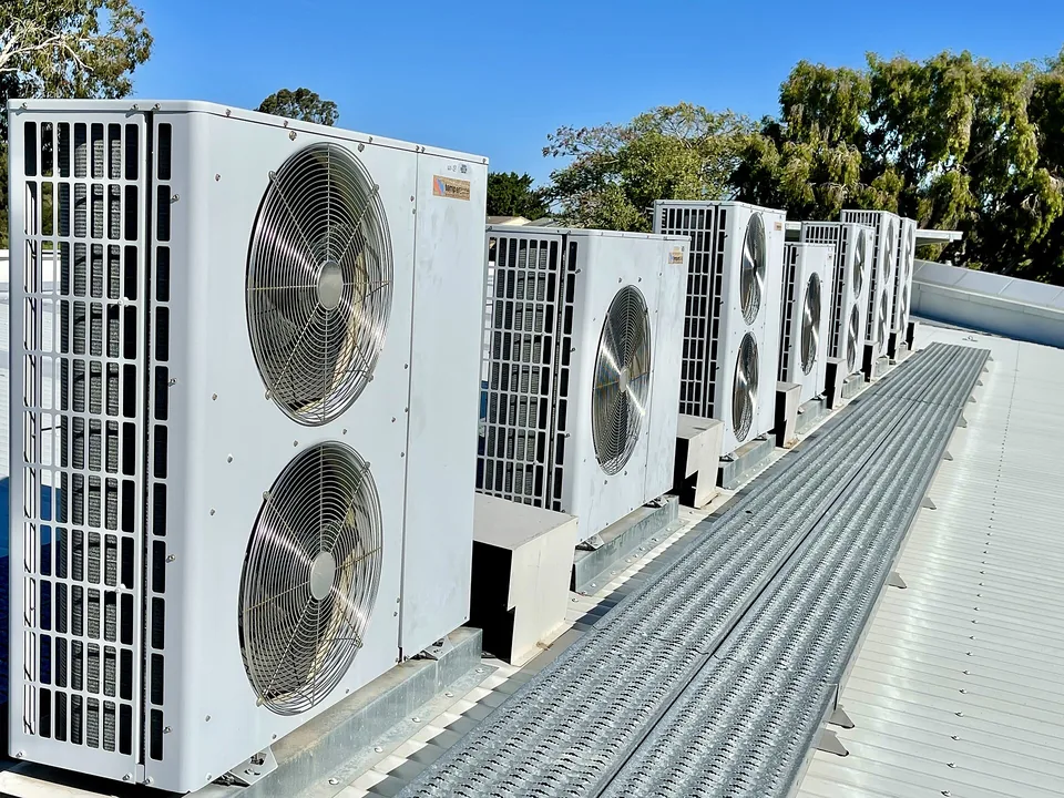 Unités extérieures de climatisation alignées en toiture : liaisons frigorifiques, supports et accès pour la maintenance
