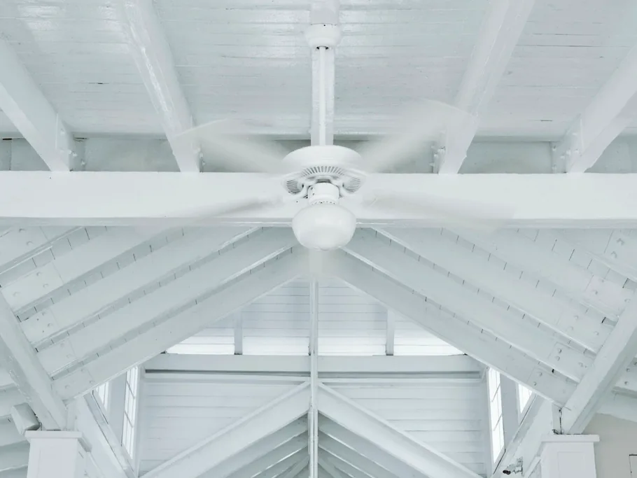 Brasseur de plafond : 45 à 90 W pour une sensation de 2 à 4 °C de moins, sans refroidir l'air